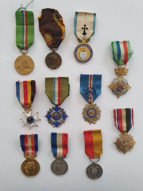 FRANCE
MÉDAILLES DE SAUVETAGE, MÉDAILLES DE SAUVETEURS et SOCIÉTÉS DE SAUVETAGE 
Ensemble de 11 médailles : 
Sauveteurs de la Vienne (émaillé), Sauveteurs Languedociens de l’Hérault, Sauveteurs du Loiret, Société des hospitaliers sauveteurs bretons (attribuée à Grandhantz Loizeau), Société de sauvetage de la Corrèze, Médaille du concours ambulancier du Courgain (Calais 1910), Union fraternelle des sauveteurs (émaillé), deux insignes « Le Sauveteur » (un émaillé), Médaille Honneur et Patrie, Sauveteurs de l’Aube (émaillé). 
T.T.B. 