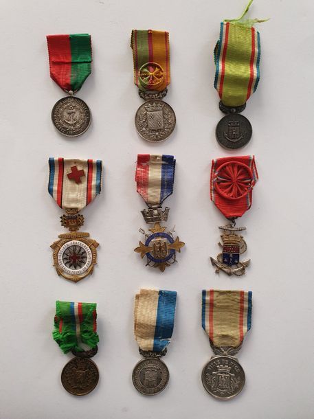 LIFEGUARDERS' MEDALS and LIFEGUARDING SOCIETIES 
Set of 9
 medals: 

Medal-winning lifeguards of the Côte d'Or, Société des Sauveteurs de la Charente, Lifesaving Society : Les enfants du Rhône (in silver), Compagnie maritime de sauvetage du Rhône, Compagnie active des Sauveteurs volontaires du Rhône, Chevaliers sauteurs des Armes maritimes (enamelled, Lemaître manufacture), Chevaliers sauteurs des Armes maritimes: Prix des dames patronnesses, Sauteurs de Philippeville (enamelled), Société fraternelle des Sauveteurs de Paris

 (enamelled). 

Ribbons (one used

). 

T.T.B. 

