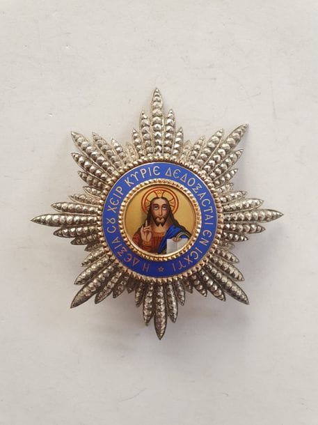 GRÈCE 
ORDRE DU SAUVEUR, créé en 1833. 
Plaque de grand-croix du 2e modèle. 
En argent travaillé à pointe de diamant. Centre en plusieurs parties en or, la légende et le christ émaillés. 
Revers à attache basculante et deux crochets avec marque du fabricant « LEMAITRE RUE COQUILLERE N°40 PARIS FABRIQUE D’ORDRES FRANÇAIS ET ETRANGERS »
Poinçon tête d’Hermès. 
88 mm - Poids brut : 55 g
T.T.B. à SUP.