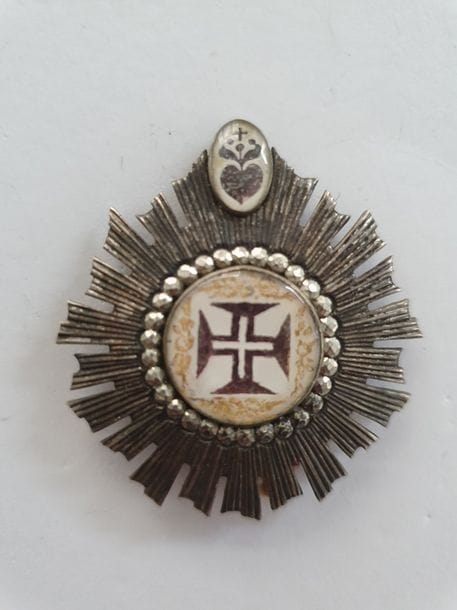 PORTUGUESE CHRIST PORTUGUESE 
Small
 plate of the order. 

Silver, radiant. Cross of Christ and Sacred Heart painted, fixed

 under glass. 

Reverse side lined with mauve silk. Steel Biennais type attachment (stitching

). 

46 x 41 mm - Gross weight : 13

.9 gT.

B. to T.T.B. First part of the 19th century

. 
