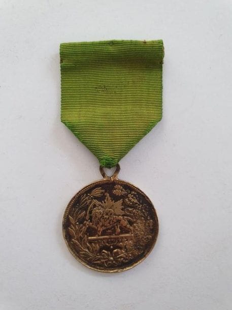 PERSE 
ORDRE DU LION ET DU SOLEIL 
Médaille de l’ordre en vermeil. Ruban. 
35 mm - Poids brut : 17 g
T.T.B. 