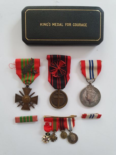 ROYAUME-UNI-FRANCE 
Ensemble de 3 médailles:
- The King’s Medal for courage in the cause of freedom. En argent. Ruban à agrafe. Dans son écrin « Royal Mint » avec rappel de décoration. 35 mm - Poids brut : 32 g
- Médaille de la Résistance. En bronze. 35 x 30 mm
- Croix de guerre 1939. En bronze. Ruban à palme et étoile bronze. Avec rappel. 50 x 38 mm. Avec barrette de quatre miniatures reprenant les trois décorations et une miniature de commandeur de la Légion d’honneur. 
T.T.B. à SUP. 