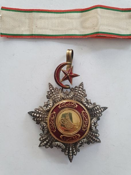 TURKEY - EMPIRE OTTOMAN 
ORDER OF THE MEDJIDY
, created in 1852. 

Star of

 commander. In 

silver, worked with diamond tip, gold

 and enamel. 

91 x 66 mm - Gross weight

: 36.7 g With

 a fragment of a tie in the colours of the Order of Charity

.

 T.T.B. to SUP. 

