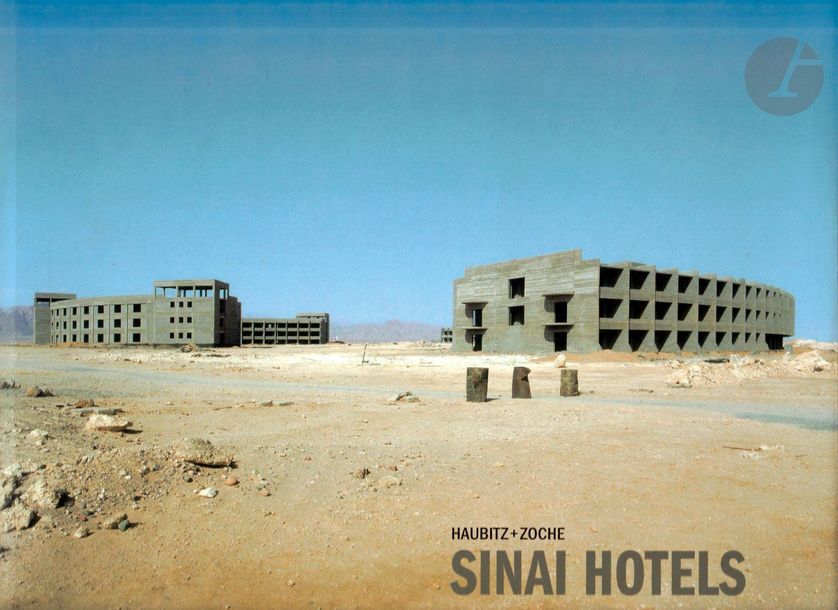 HAUBITZ, SABINE - ZOCHE, STÉPHANIE [Signed]
Sinai Hotels.
Fotohof édition, 2006.
In-4 oblong (25 x 30 cm). Édition originale de tête, tirée à 25 exemplaires, signée par les auteurs et accompagnée d'un tirage C-Print (24 x 29 cm) signé par les auteurs au dos du montage. 96 pp. Photographies reproduites en couleurs. Cartonnage d'éditeur sous jaquette illustrée.