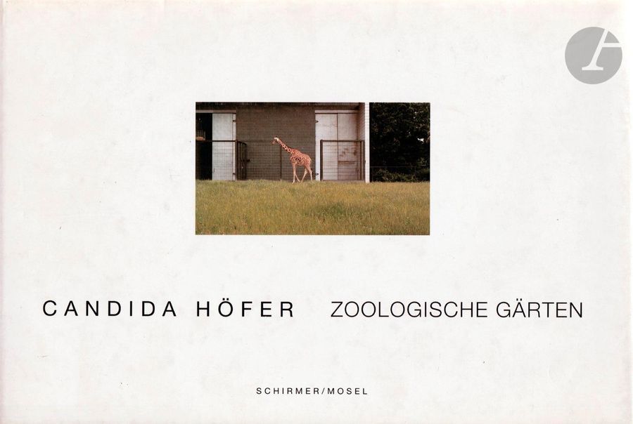 HÖFER, CANDIDA (1944)
Zoologische Gärten.
Schirmer/Mosel, 1993.
in-4 oblong (29 x 19 cm). Édition originale. 80 pp. Cartonnage gris sous jaquette illustrée.