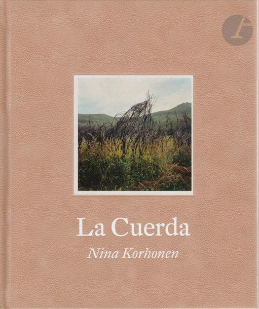 KORHONEN, NINA (1961) [Signed]
La Cuerda.
Nina Korhonen, 2013.
In-8 (24,5 x 21 cm). Édition originale, tirée à 550 exemplaires signés par Nina Korhonen. Reliure en peau avec reproduction photographique et titres en blanc.