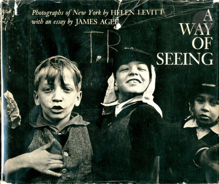 LEVITT, HELEN (1913-2009)
A Way of Seeing. 
Photographs of New York by Helen Levitt with an essay by James Agee.
The Viking Press, New York, 1965.
In-8 (20 x 24 cm). Édition originale. 80 pp. Reliure d'éditeur sous jaquette illustrée (déchirures).
Réf. Parr & Badger, I, p. 252.