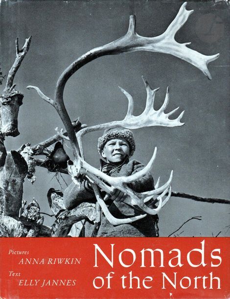 RIWKIN-BRICK, ANNA (1908-1970)
Nomads of the North.
Kooperativa förbundets bokförlag Veckotidningen, Stockholm, 1950.
In-4 (28 x 21 cm). Édition originale, illustrée de photographies imprimées en héliogravure. Texte en anglais de Elly Jannes. Relié sous jaquette illustrée, avec un très petit manque en 4ème de couverture.