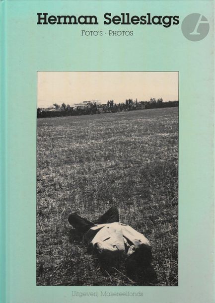 SELLESLAGS, HERMAN (1938) [Signed]
Foto's. Photos.
Uitgeverij Masereelfongs, Gent, 1982.
In-4 (30 x 21 cm). Édition originale, signée en page de titre par Herman Selleslags. 90 photographies. Cartonnage illustré d'éditeur (légèrement insolé).