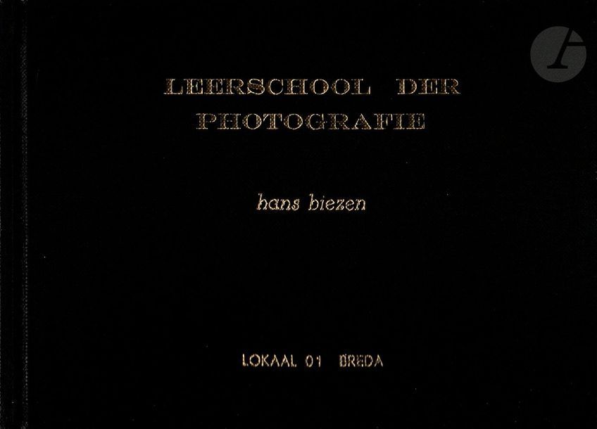 BIEZEN, HANS (1947) [Signed]
Leerschool der Photografie.
Lokal 01, Breda, 1993.
In-8 oblong (16 x 22 cm). Édition originale, avec 10 polaroids originaux collés dans l'ouvrage. 32 pp. Exemplaire daté (14 augustus 1993) et signé en page de garde. Reliure noire avec titres dorés. 