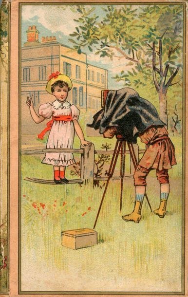D'IBARRART D'ETCHEGOYEN
Le marmiton rouge.
Alfred Mame et Fils, Éditeurs, Tours, 1896.
In-16 (10 x 15 cm). Édition originale d'un petit livre pour enfants contenant 5 historiettes. 70 pp. Couverture cartonnée reproduisant un dessin d'un jeune photographe avec une chambre photographique sur trépied face à une jolie petite fille. 