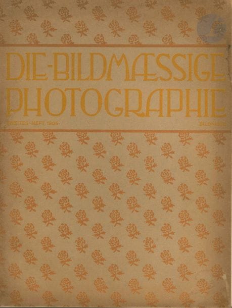 Die Bildmässige Photographie
Lieferung II: Das Bildnis.
Verlag von Wilhelm Knapp, 1905.
In-4 (31 x 24 cm). Édition originale, brochée. 51 pp. avec photographies par O. Hill, Steichen, Erfurth, Käsebier, etc... reproduites dans le texte, suivie de 16 planches photographiques hors-texte par Hill, Craig-Annan, Käsebier, Cl. White, Erfurth, Frank Eugène, etc... Couverture souple titrée. 