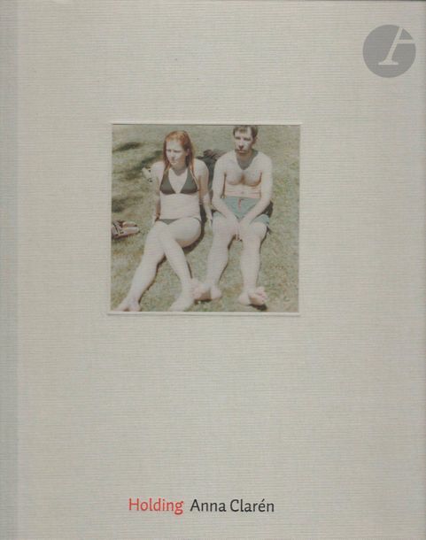 CLAREN, ANNA (1972)
Holding.
Journal, Stockholm, 2006.
In-4 (27,5 x 25 cm). Édition originale. 128 pp. 63 photographies reproduites en couleurs. Reliure en tissu avec reproduction photographique contrecollée sur le premier plat. 
Réf. Parr&Badger, The Photobook, vol. 3, p. 269.