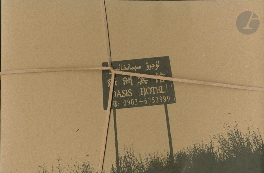 DEGIORGIS, NICOLO (1985)
Oasis Hotel.
Rorhof, 2014.
Leporello 16 x 24 cm. Tirage à 500 exemplaires. Une série de photographies reproduites en couleurs de l'autoroute qui traverse le désert du Taklamakan en Chine. Ouvrage fermé par un lacet noué de l'éditeur.