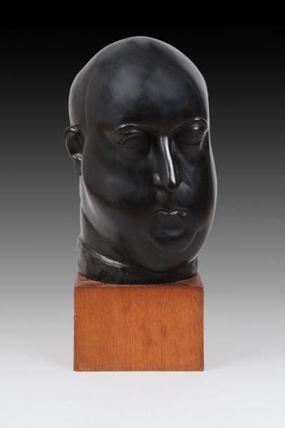 Chana Orloff (1888-1968)
Portrait de Jean-Émile Laboureur. Épreuve en bronze patiné, signée, numérotée 2/8, Susse fondeur. Hauteur: 35 cm. Épreuve fondue en 1997 d'après un modèle créé en 1921. Bibliographie: - Félix Marcilhac, Chana Orloff, Les Éditions de l'Amateur, Paris, 1991. Le bois décrit est reproduit page 254 sous le n°53 du catalogue de l'exposition. - Le catalogue raisonné de Chana Orloff indique page 195: «1919-1924 Première commandes de portraits... Chana Orloff devient, dès le début des années 20, une portraitiste de l'élite parisienne. Ce sera son genre préféré et son oeuvre compte plus de trois cents portraits...». - Le bois, le bronze et le plâtre de ce modèle sont répertoriés dans les archives de Chana Orloff.