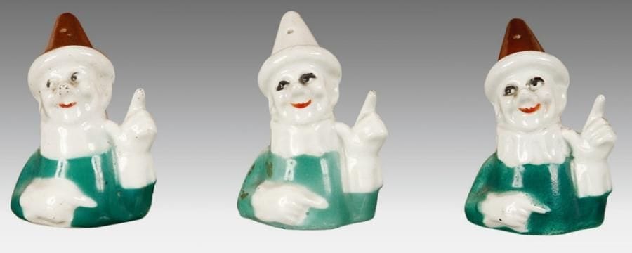[Sacha GUITRY]
3 Salerons, [vers 1911]. Porcelaine, hauteur 7 cm chaque. 3 salerons inspirés du personnage imaginé par Sacha Guitry pour le cacao Elesca. SGVA 275.