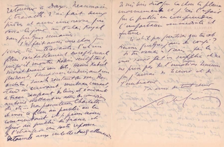 Sacha GUITRY
L.A.S., Chez les Zoaques, Yainville-Jumièges [18 septembre 1915], à Alfred Natanson [Alfred Athis], au 34e Régiment Territorial d'Infanterie à Verdun; 4 pages in-8, en-tête Chez les Zoaques, enveloppe. Magnifique lettre sur le film Ceux de chez nous. Il doute un peu de l'intérêt des nouvelles qu'il envoie à Verdun, « la ligne infernale, l'immense cicatrice de notre pays [...] Nous sommes fiers de vous, mais en dehors de vous, nous ne sommes pas très fiers. Pourtant "la Vie reprend" [...] Henri de Rothschild a plaqué Gilda et s'est mis avec Merentié - à la suite de quoil'amant de Merentié, Gaston-Dreyfus, s'est suicidé ». Charlotte va bien, mais lui souff re toujours et va retourner à Dax. « Néanmoins je travaille. J'ai fait deux pièces et aussi une revue qui verra le jour au Palais Royal dans quelques semaines. J'ai fait aussi une chose que je crois très intéressante. C'est un film véritablement exceptionnel puisqu'il montre Rodin sculptant, Monet devant une toile, Henri-Robert plaidant, Saint- Saëns conduisant un orchestre, Sarah récitant des vers, Rostand en écrivant, Mirbeau causant, A. France rangeant des livres et écrivant, Antoine mettant en scène des comédiens, etc. etc... Nous présenterons Charlotte et moi ce film au public en le commentant et je pense ainsi off rir au public de France et de l'étranger une sorte [de] réponse détournée aux intellectuels allemands. [...] j'ail'espoir que le public en comprendra l'importance immédiate et future »... Luxembourg 297. ABCF p. 77.