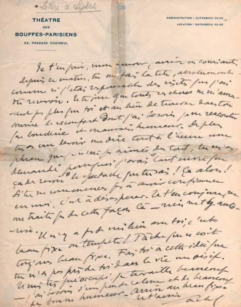Sacha GUITRY
L.A.S. « Sacha », [automne 1916 ?], à sa femme Charlotte Lysès; 1 page in-4 à en-tête Théâtre des Bouffes-Parisiens (réparations aux plis). Lettre à sa femme peu avant leur rupture. « Je t'en prie, mon amour, arrive en souriant. Depuis ce matin, tu me fais la tête »; au lieu de trouver dans son sourire le réconfort dont il a besoin, il ne rencontre que « bouderie et mauvaise humeur ». De plus elle l'a choqué en demandant pourquoi il avait tant envie de revoir le spectacle: « Ça alors ! Si tu ne commences pas à avoir confiance en moi, c'est à désespérer. Je t'en conjure, ne me traite pas de cette façon-là - rien ne t'y autorise. Il n'y a pas de milieu avec toi, c'est beau fi xe ou tempête ! Tâche que ce soit toujours beau fi xe. Fais-toi à cette idée que tu n'as pas près de toi dans la vie un oisif. Je suis très préoccupé, je travaille beaucoup - j'ai besoin d'un peu de calme et de beaucoup de bonne humeur. Arrive au beau fi xe. Je t'aime »... On joint 2 petites L.A.S. « Sacha » (textes de télégrammes) à Mme Sacha Guitry (Charlotte Lysès). 15, rue de la Neva: « Je t'adresse aujourd'hui une lettre parfaitement claire avec l'espoir ardent que tu seras de mon avis »... - « Ta dépêche m'a fait un très vif plaisir je t'en remercie du fond du coeur. Je vais mieux question santé et ne commets aucune imprudence »...