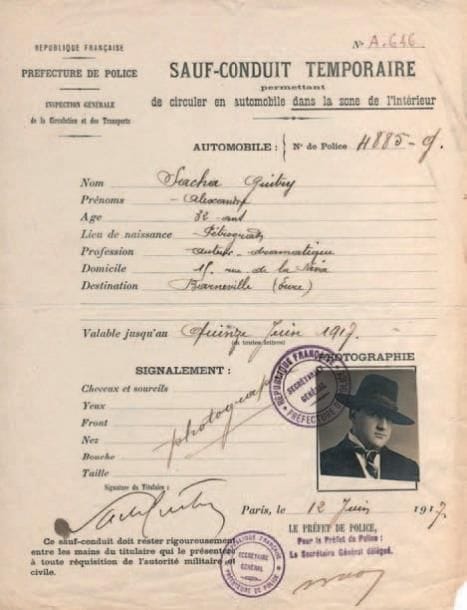 Sacha GUITRY
P.S., Paris 12 juin 1917; 1 page in-4 en partie impr. à en-tête Préfecture de Police. Inspection générale de la Circulation et des Transports, avec photographie collée et cachets encre. Sauf-conduit temporaire permettant de circuler en automobile dans la zone de l'intérieur, délivré à Sacha Guitry, auteur dramatique, 32 ans, pour se rendre à Barneville (Eure). Luxembourg 474. ABCF p. 82