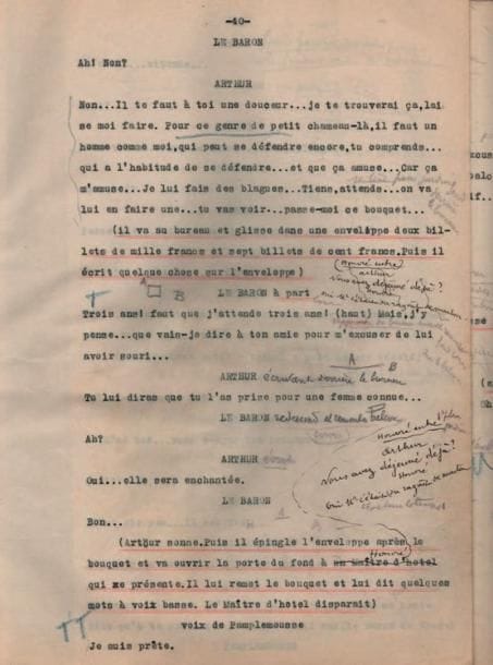 Sacha GUITRY
Le Lion et la Poule, comédie en 3 actes, [1923]. Tapuscrit corrigé et annoté. Cahier in-4 de [2]- 41-42-40 pages plus couvertures, agrafé. Le Lion et la Poule a été créé le 20 novembre 1923 au Théâtre Édouard VII par Lucien Guitry, Gaston Dubosc, Louis Maurel, Polin et Spinelly. Ce tapuscrit, qui porte le cachet de l'Agence générale de copies H. Compère, est celui du régisseur ou du souffleur (il porte un S sur la couverture); il est couvert, probablement par Georges Lemaire, fidèle assistant de Sacha Guitry, d'indications de mise en scène, de jeux de scène, de déplacements de personnages et de didascalies notées au crayon; on relève aussi des corrections dans le texte, parfois sur la page en regard pour les plus longues, qui n'ont pas toutes été reprises dans l'édition. On joint 2 versions du programme du Théâtre Édouard VII pour Le Lion et la Poule.