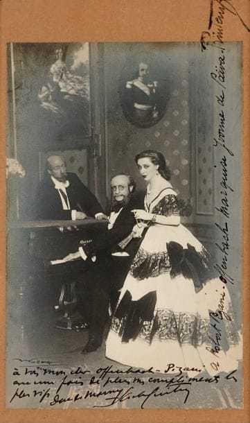 Lucien WALÉRY (1863-1935)
Sacha Guitry, Robert Pizani et Yvonne Printemps, [1924]. Photographie originale, en tirage argentique monté sur carte, signée en bas à gauche par le photographe: « Waléry Paris », avec dédicaces autographes de Sacha Guitry et Yvonne Printemps. 25,5 x 16 cm. © Photographie du septième tableau de La Revue de Printemps, fantaisie-revue en 3 actes et 19 tableaux de Sacha Guitry et Albert Willemetz, créée le 5 mai 1924 au Théâtre de l'Étoile; ce tableau, « Les ChampsÉlysées sous le Second Empire, la Niche à Fidèle », réunissait notamment Sacha Guitry (le duc de Morny), Yvonne Printemps (la Païva) et Robert Pizani (Jacques Offenbach), réunis ici sur la photographie, dédicacée à l'acteur Robert Pizani (1896-1965) par ses deux camarades: « à vous mon cher Offenbach-Pizani avec une fois de plus mes compliments les plus vifs Duc de Morny Sacha Guitry » et « à Robert Pizani-Offenbach Marquise Yvonne de Païva-Printemps ». Luxembourg 261-8.