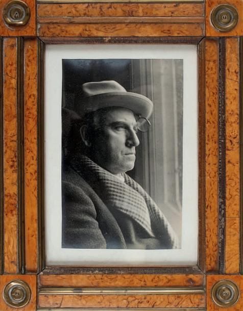 [Lucien GUITRY]
Photographie; tirage argentique 15,5 x 10 cm, monté sur carte, dans un cadre en loupe d'orme et ornements de laiton doré, 25,5 x 19,5 cm. Lucien Guitry (1860-1925) à la fin de sa vie, coiffé d'un chapeau auquel est accroché un monocle. Ce portrait est toujours resté sous les yeux de Sacha Guitry.