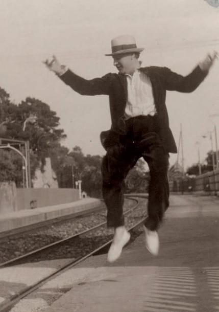 Jacques-Henri LARTIGUE (1894-1986)
Sacha Guitry sautant sur un quai de gare, [1927]. Photographie, tirage argentique sépia, portant au dos le cachet encre du photographe et la mention « double 1927 ». 14,3 x 10,2 cm (trace de collage dans un album). Sacha Guitry sur le quai de la gare au Cap d'Ail, prise lors du départ d'André Messager le 19 septembre 1927. On joint un tirage moderne (17,5 x 12,5 cm) d'une autre photo de Lartigue: Guitry lisant Un miracle à Bibi Lartigue sous le portrait d'Yvonne Printemps (Cap d'Ail, septembre 1927). Luxembourg 324-20 et 21. ABO p. 8.