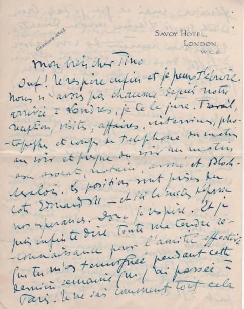 Sacha GUITRY
L.A.S., Londres [3 juillet 1929], à Albert Willemetz à Marnes-la-Coquette; 4 pages in-4 à en-tête du Savoy Hotel, enveloppe. Tournée à Londres avec Yvonne Printemps. Le travail, les réceptions, les visites remplissent leurs journées à Londres, et les coups de téléphone aux avocat et notaire: « Les positions sont prises du côté Édouard VII - et icile succès dépasse nos espérances. Donc je respire ». Il a été très touché par l'amitié de son « cher Tino », et se réjouit de son installation dans sa « maison exquise ». Il est heureux que Chaliapine ait « fait la conquête de Jane. C'est un homme unique ». Ils jouent le soir mais se sentent en vacances à Londres: « La presse a été magnifique pour Mariette et pour nous. Le triomphe d'Yvonne est réjouissant et hier soir nous avons fait 591 livres, ce qui représente 74.000 fr. Salles superbes, combles et d'une élégance souhaitable pour Paris »... Il a décliné l'invitation de rester jusqu'au 22; il attend la proposition d'une nouvelle tournée aux États-Unis. « Je ne sais pas encore où nous ferons notre rentrée, comme on dit, mais je sais que c'est avec une revue de toi et de moi »... Il évoque leur appartement à Londres, donnant sur la Tamise. « Londres est une ville inépuisablement belle », dont il vante les charmes à son ami...
