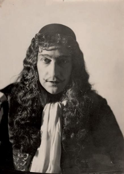 Raoul DUHAMEL
Lucien Fugère, chanteur scénique français. Préface de Sacha Guitry (Bernard Grasset, 1929). In-8, broché. Édition originale, n° 2/20 exemplaires d'archives sur papier Alfa satiné Outhenin-Chalandre. Envoi autographe de Lucien Fugère à son biographe: « au Maître Raoul Duhamel amitié ! dévouement ! bonté, vous êtes cette sainte Trinité !! Votre très reconnaissant ami Lucien Fugère 11 avril 1929 ».