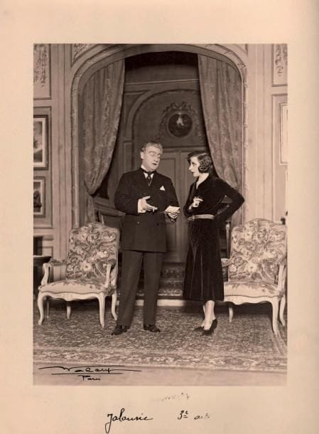 Lucien WALÉRY (1863-1935)
La Jalousie, [1930]. 8 photographies, tirages argentiques d'époque en sépia et signées par le photographe en bas à gauche, avec cachet encre au dos. 23 x 29 cm chaque. Belle série de photographies exécutées lors de la reprise de La Jalousie (1915) au Théâtre de la Madeleine le 23 octobre 1930, représentant des scènes des 3 actes: 6 de Sacha Guitry avec Yvonne Printemps (rôles d'Albert et Marthe Blondel), dont une avec Charlotte Barbier- Krauss (Mme Buzenay); 2 de Guitry avec Louis Maurel (M. de Coutufond). On joint le programme de la pièce au Théâtre de la Madeleine.