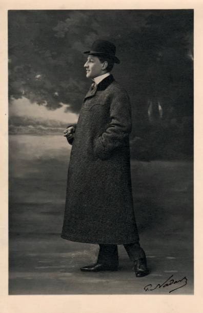 Paul NADAR (1856-1939)
Sacha Guitry, [1905 ?]. Photographie originale, signée en bas à droite par le photographe; tirage argentique 21,5 x 14 cm, cachet encre au dos Portraits P. Nadar. Portrait en pied, de profil, de Sacha Guitry jeune, habillé d'un manteau à carreaux, et coiffé d'un chapeau melon. On joint 2 tirages modernes de photographies de Guitry vers la même époque.