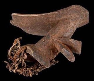 Petit masque-cimier JUKUN (Nigéria) Bois à patine terreuse, rehauts de kaolin, cordelette d'attache. L: 22,5 cm