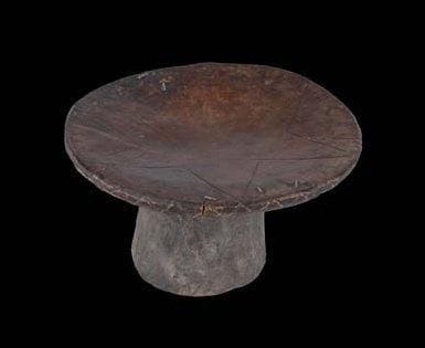 Tabouret MALINKE (Guinée) Bois à patine brune. H: 21 cm; Diamètre: 38 cm