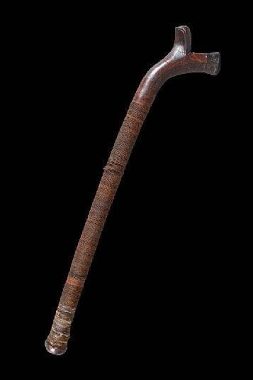FIDJI
Iles Fidji Massue casse tête, appelée «Gata» ou «gunstock club» Bois à patine de grande ancienneté, brun rouge, fibres d'origine entourant le manche. L: 89 cm