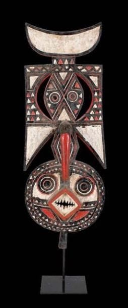 Grand masque «Luruya» BWA (Burkina Faso) A visage rond, bouche protubérante montrant les dents, en avant crochet pointé vers le bas, superstructure couverte de symboles géométriques. Bois recouvert de peinture blanche, rouge et noire. H: 97 cm