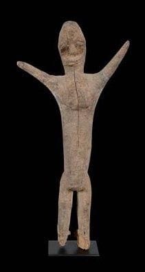 Statuette LOBI (Burkina Faso) Très élancée, les bras en croix. Bois à patine crouteuse et terreuse. H: 45 cm