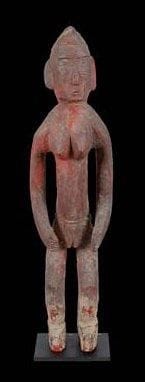 Statue féminine TIEFO (Burkina Faso) Puissante, les bras écartés du corps les attributs féminins bien marqués. Région de Sideradougou, limitrophe des Dorossié. Bois recouvert de peinture. H: 42 cm