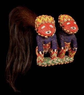 Fouet de danse BAMOUM (Cameroun) Manche en bois gainé de perles granulaires arrangées en chevrons, terminé d'un côté par une queue en crins de cheval, de l'autre par une sculpture représentant des jumeaux, entièrement décorée de perles multicolores et de cauris. Faisant partie des objets de luxe, ils sont destinés à affirmer le prestige des «Fon» et de leurs notables. L: 61 cm