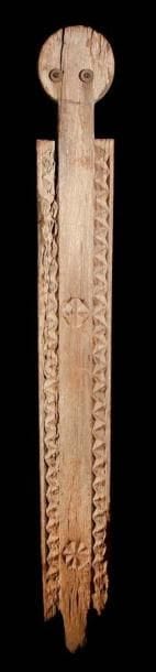 Poteau commémoratif MIJIKENDA/GIRIAMA (Kenya) Poteau funéraire des membres importants de la société «Chama chagohu» (société des bienheureux). Planche de bois ravinée, avec tête ronde aux yeux marqués de pièces de métal, sculptée d'un motif répétitif géométrique. Patine grise avec lichen. H: 117 cm