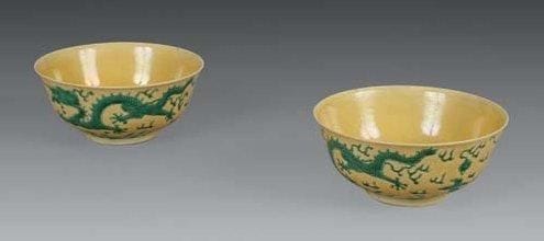 Extrême-Orient
Chine. Deux bols circulaires en porcelaine à fond jaune décorés sur la paroi extérieure de deux dragons verts à la recherche de la perle sacrée sur fond de nuage. Ils portent au revers une marque à quatre caractères en bleu sous couverte. XIXe siècle. Cheveu à l'un et éclat à l'intérieur du talon de l'autre. D: 16,5 cm