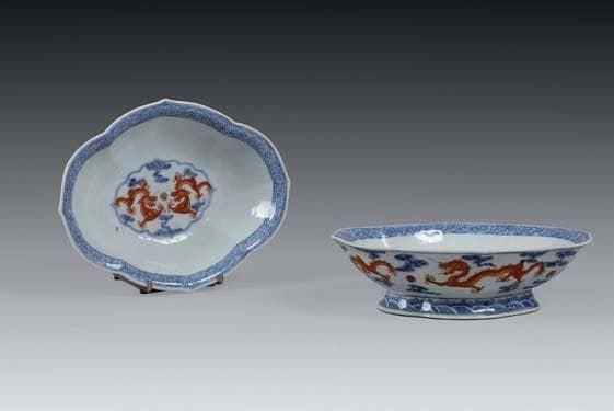 Extrême-Orient
CHINE Deux coupes sur piédouche, en porcelaine rouge et bleu, à décor de dragons dans des encadrements à filets. Marque à quatre caractères au revers XIXe siècle L: 25 cm