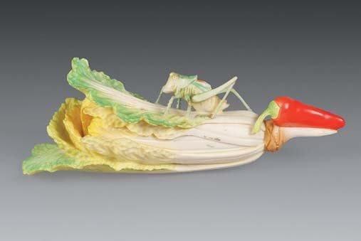 Extrême-Orient
JAPON Groupe en ivoire finement sculpté et partiellement peint, représentant une sauterelle sur une feuille de chou. XXe siècle (une patte recollée) L: 17cm