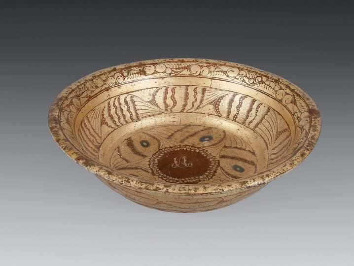 Très rare coupe de forme ronde En bois tourné, monogrammée au centre C.A dans des encadrements à plumes de paon stylisées et rinceaux feuillagés. Il est également décoré sur la partie externe. Travail probablement ottoman réalisé pour le marché européen. Premier tiers du XIXe siècle. Diamètre: 51 cm; H: 15 cm.