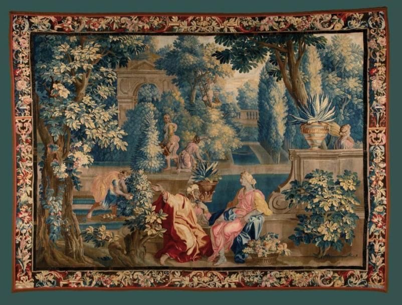 Tapisserie de Beauvais, Béhagle Vers 1690 D'après un carton attribué à René-Antoine Houasse (1645-1710) Description: Au centre au premier plan de la composition, Vertumne transformé en vieille femme parle avec Pomone, assise sur un muret. Derrière elles, un parc avec motifs architecturaux, où diverses figures évoquent le travail horticole. Bordure à fond marron, décor de rinceaux, branchages, rameaux d'olivier et cuirs. Etat exceptionnel. Analyse: Vertumne est le dieu des vergers et des jardins, ses métamorphoses font également de lui une allégorie des saisons. Il est ici en vieille femme, aspect qu'il revêt pour séduire Pomone. La nymphe Pomone vivait en effet dans un verger, dont elle interdisait l'entrée aux hommes. Vertumne avait déjà revêtu plusieurs formes pour tenter de l'approcher: mois- sonneur, faucheur, cueilleur de fruits... peut-être les figures de l'arrière-plan évoquent-elles également ces épisodes. C'est donc finalement en vieille femme qu'il réussit à parler à Pomone, et il en profita pour faire son propre éloge. Pomone regretta de l'avoir éconduit et lui céda lorsqu'il reprit son apparence. Cette tapisserie appartient à une tenture des Métamorphoses dites à grandes figures, citée dans un document notarié de Philippe Béhagle daté de 1690, et aussi dans les inventaires de la manufacture de Beauvais en 1731 comme une tenture en 6 pièces dont les cartons sont donnés à Houasse. Bertrand Jestaz parvint à identifier les 6 sujets: L'Enlèvement d'Orithye par Borée, Pan et Syrinx, Vertumne et Pomone, Alphée et Aréthuse, Céphale et Procris et Diane et Callisto. Certaines de ces tapisseries portent la marque de Béhagle. 2 autres sujets auraient été peints par Sève (peut-être Diane et Endymion et L'Enlèvement d'Europe). Comme l'ensemble de la tenture, cette composition accorde une très grande place aux élé- ments végétaux, justifiée ici par le sujet. On ressent très fortement ici l'influence de Le Brun: la figure féminine portant les pots arrosoirs au centre, a