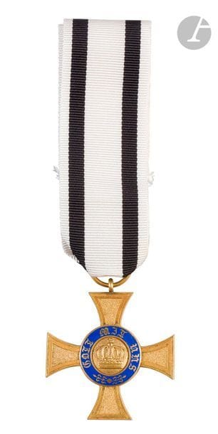 ALLEMAGNE (PRUSSE). 
ORDRE DE LA COURONNE. 
Croix de chevalier en bronze doré et émail (éclat). 
Poinçon WK. Ruban postérieur type croix de fer non combattant.
43 mm
T.B. à T.T.B. 