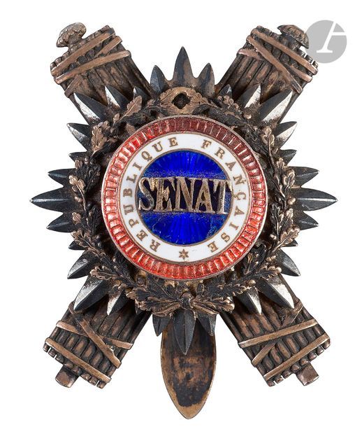 FRANCE
Insigne de sénateur
En argent, vermeil et émail (petits manques aux faisceaux). Poinçon d’orfèvre. 
54 x 46 mm - Poids brut : 29,3 g
T.B. à T.T.B. 