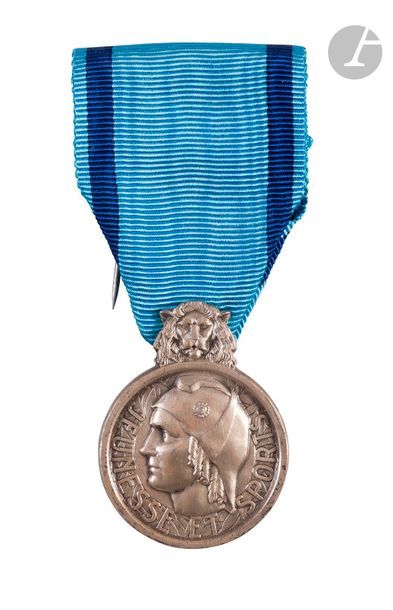 France
Médaille d’argent de la Jeunesse et des Sports. 
En argent. Poinçon de la Monnaie de Paris.
Hauteur : 26 mm - Poids brut : 17,6 g
SUP. 