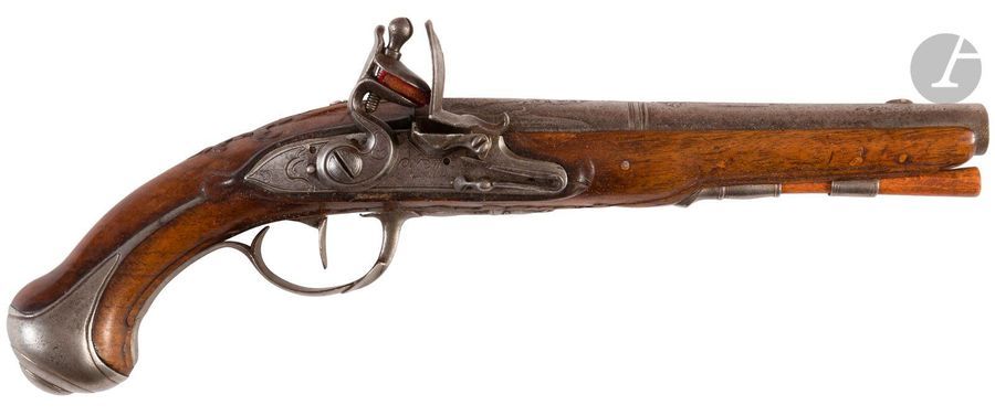 Pistolet à silex d’officier.
Canon rond à pans au tonnerre, ciselé de rinceaux et poinçonné. 
Platine signée « L. PALLE » et chien gravés de décors rocaille. Bassinet à pans. Garnitures en fer découpé et ciselé. 
Crosse en noyer sculpté (petits éclats et restaurations). Baguette en bois postérieure. 
A.B.E. Vers 1730. 