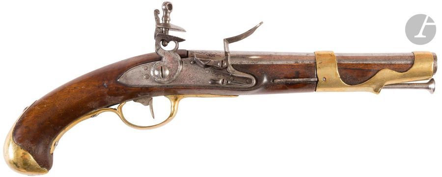 Pistolet d’arçon à silex modèle 1763-66. 
Canon rond, poinçonné, à méplat au tonnerre. Platine gravée « Saint Etienne » et frappée « HB » sous couronne et chien à corps plat. Garnitures en laiton. Baguette en fer. Crosse en noyer.
A.B.E. 