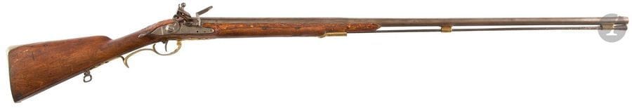 Fusil de chasse à silex, un coup. 
Canon rond, à pans au tonnerre. Platine et chien à corps plat. Garnitures en laiton découpé. Crosse en noyer à joue drapé et fût court en noyer (accidents). 
Baguette en fer. 
E.M. Vers 1780 / 1800. 